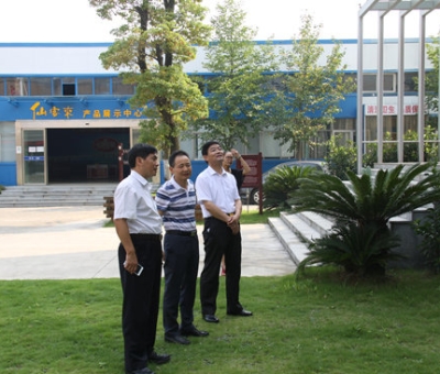 中國(guó)食用菌協(xié)會(huì)常務(wù)副會(huì)長(zhǎng)高茂林一行視察仙客來(lái)公司