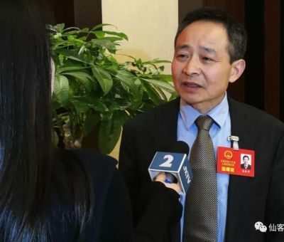 兩會上提了什么？這位人大代表再成各路媒體追逐焦點！
