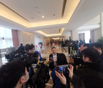 努力推進綠色有機農(nóng)產(chǎn)品、中醫(yī)藥、文化和旅游等產(chǎn)業(yè)重要基地建設(shè) 江西仙客來董事長潘新華參加省十三屆人大五次會議積極建言獻策