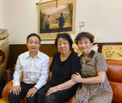 一顆靈芝健康人類(lèi) 牢記袁隆平院士囑托 潘新華看望鄧哲前輩